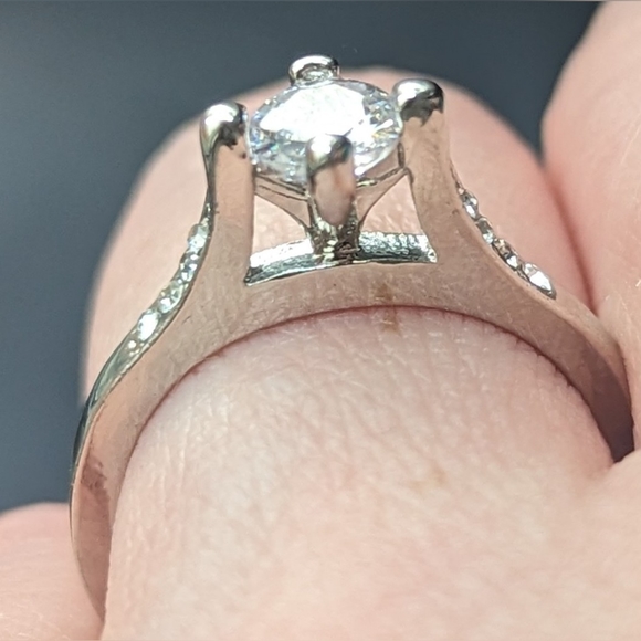 NEW clear beautiful round cut zircon stone set in raised prong on a shiny silver - Picture 5 of 5